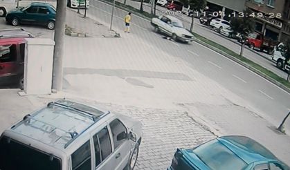 Yola koşan çocuk seyir halindeki otomobilin altında metrelerce sürüklendi