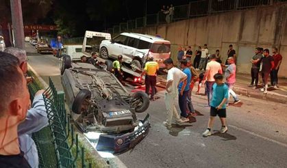 Kontrolden çıkan otomobil park halindeki araçlara çarpıp takla attı: 2 yaralı