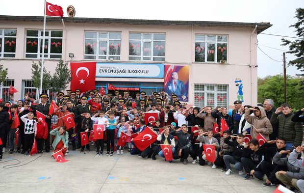 Bafra'da askeri bandodan öğrencilere özel konser
