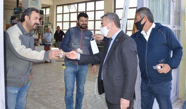 Başkan Özdemir sanayi esnafına dezenfektan ve maske dağıttı