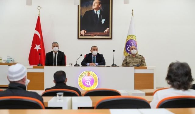Vali göçmenlerle bir arada