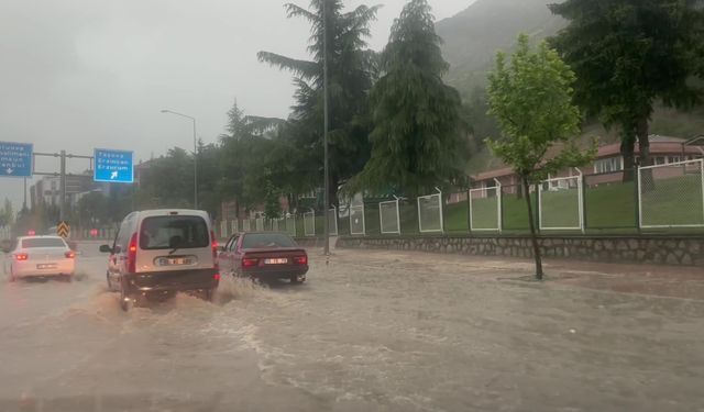 Amasya’da yollar nehre döndü