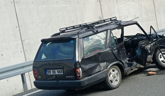 Gümüşhane’de kavşakta iki araç çarpıştı: 1’i ağır 3 yaralı