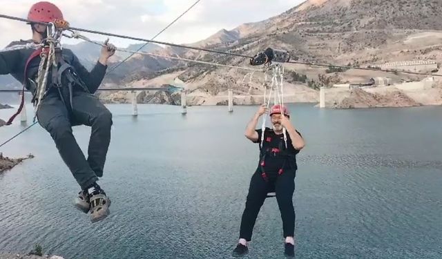 Yusufeli Belediye Başkanı zipline denemesinde mahsur kaldı