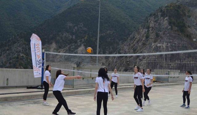Türkiye'nin en yüksek ikinci barajında voleybol etkinliği düzenlendi
