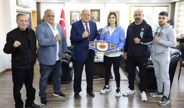 Başkan Pekmezci, milli boksör Turhan’ı makamında ağırladı