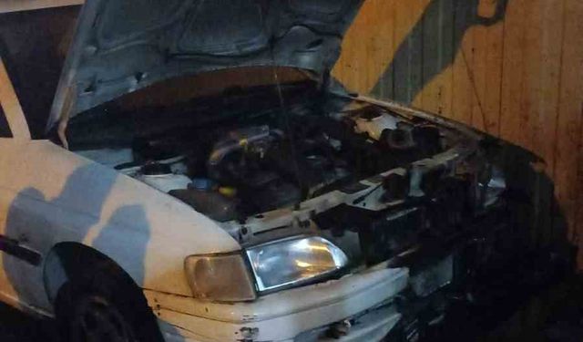 Bolu'da park halindeki otomobilin motor kısmı alev aldı