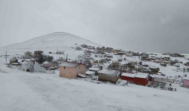 Tokat’ta kar yağışı etkisi: İlçe merkezi beyaza büründü