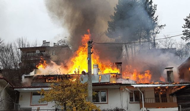 Bolu’da yangın: 4 ev alevlere teslim oldu