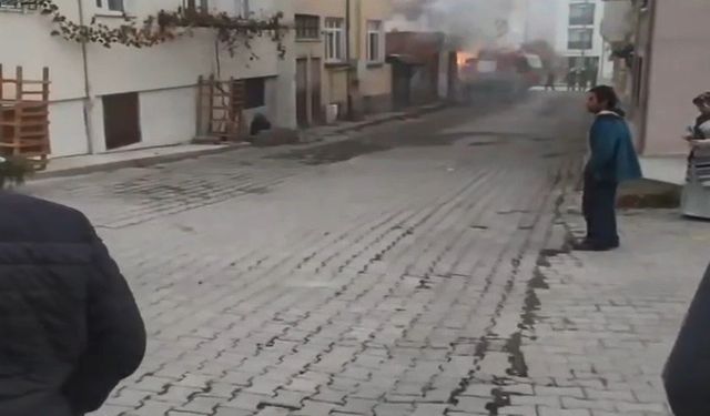 Kastamonu'da Elektrik Direği Alev Alev Yandı