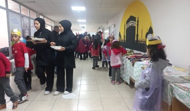 Öğrenciler okul koridoruna yerli malı pazarı kurdu