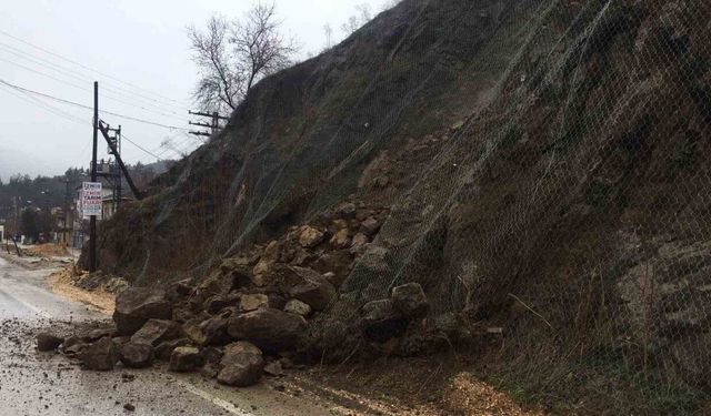 Bilecik’te  yola düşen kaya parçaları trafiği aksattı