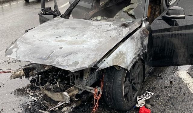 Çarpışan otomobillerden biri yandı