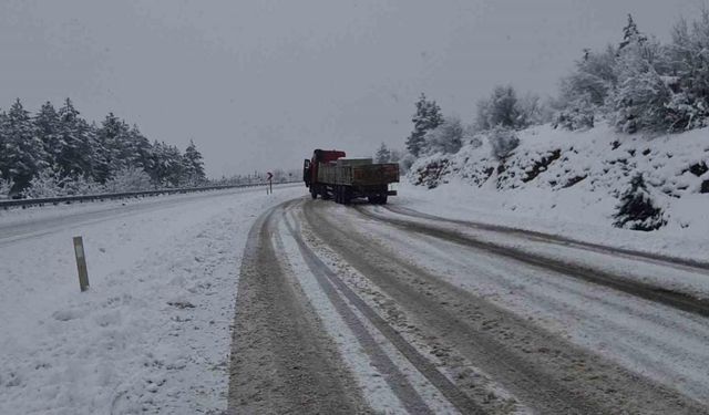 Karabük’te kar yağışı sürücülere zor anlar yaşattı