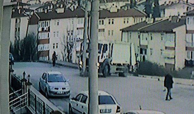 Karabük’te belediyeye ait çöp toplama kamyonu elektrik direğine çarptı