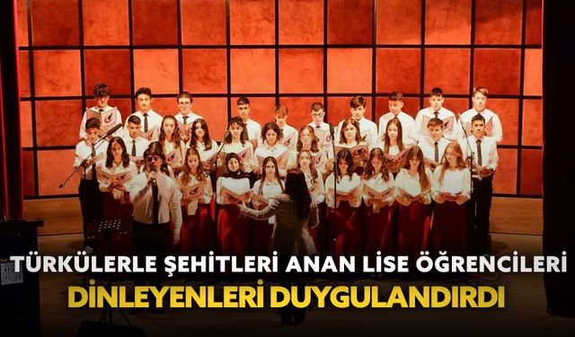 Söyledikleri türkülerle şehitleri anan lise öğrencileri dinleyenleri duygulandırdı