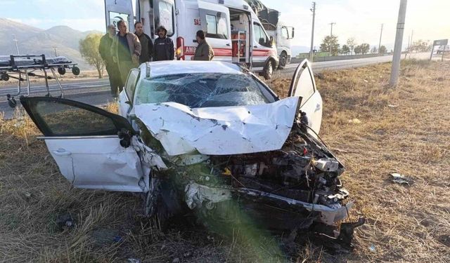 Afyonkarahisar’da 2 otomobilin çarpıştı:  5 yaralı