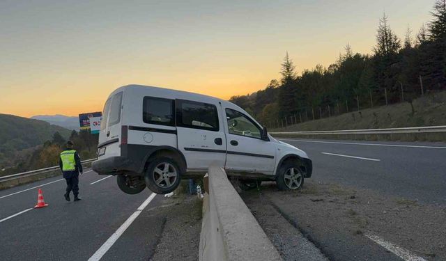 Bolu'da araç beton bariyerde asılı kaldı