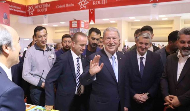 Hulusi Akar, Kayseri Kitap Fuarı'nda Vatandaşlarla Buluştu ve Kitabını İmzaladı