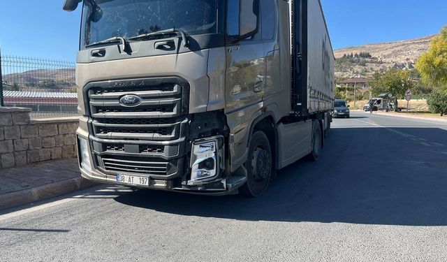 Kayseri'de tır ile otomobil çarpıştı: Otomobil takla atarak ters döndü