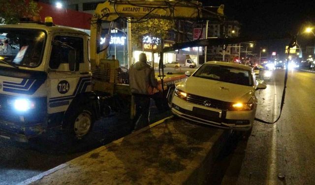 Kontrolden Çıkan Araç, Refüjde Bordürlerin Üzerinde Kayarak İlerledi