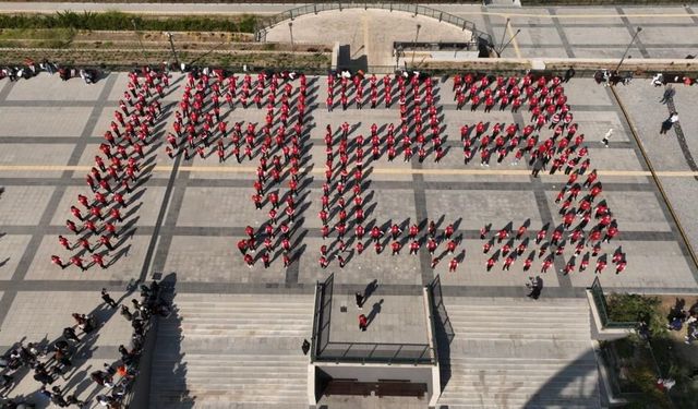 Cumhuriyet'in 101. Yılı Coşkuyla Kutlandı: 500 Kişilik Zeybek Gösterisi