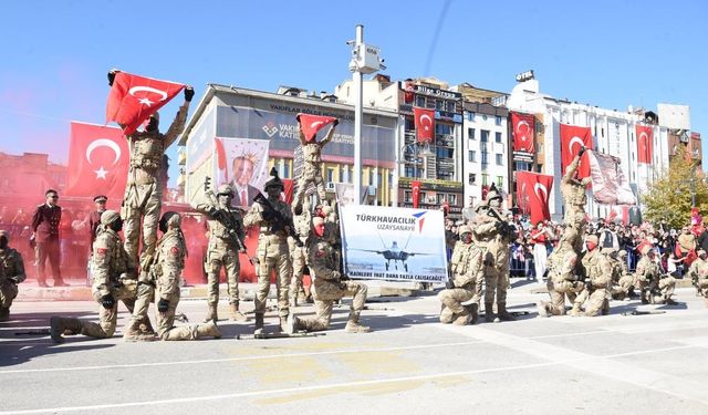 Kastamonu'da Coşku Doruğa Ulaştı: Komandolar ''TUSAŞ'' Pankartıyla Törene Damga Vurdu