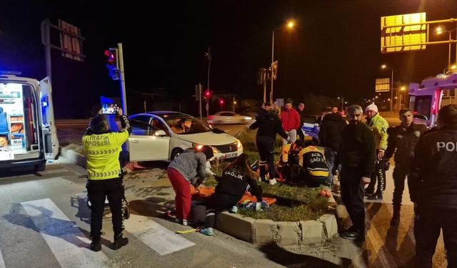 Kontrolden Çıkan Otomobil Orta Refüje Çarptı: 2 Yaralı