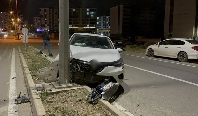 Elazığ'da Otomobil Aydınlatma Direğine Çarptı: 1