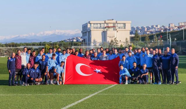 Trabzonspor Fenerbahçe Maçı Hazırlıklarına Cumhuriyet Bayrağıyla Başladı
