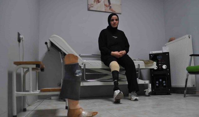 BACAK PROTEZİ KIRILDI, KOLİ BANDIYLA TAMİR EDİP ÇALIŞTI: FEDAKAR ANNE