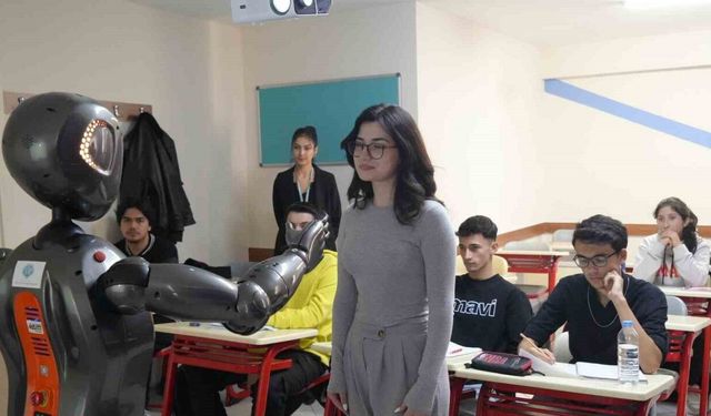 Balıkesir’de Eğitimde Yapay Zeka Dönemi: 'Ada' Robot Derslere Başladı