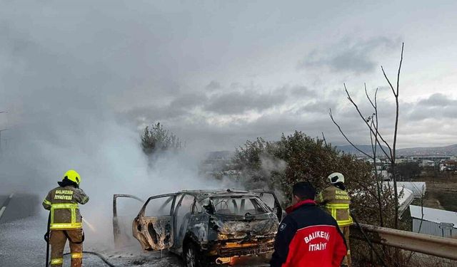 Balıkesir’de Seyir Halindeki Otomobil Alev Alev Yandı