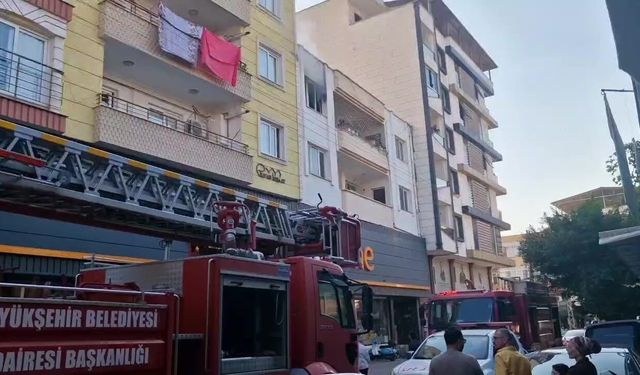 Hatay'da 2 katlı evde  yangın