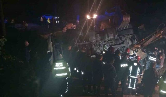 MALATYA-ADIYAMAN KARAYOLUNDA FECİ OLAY: 2 TRAFİK POLİSİ TIRIN ALTINDA KALDI