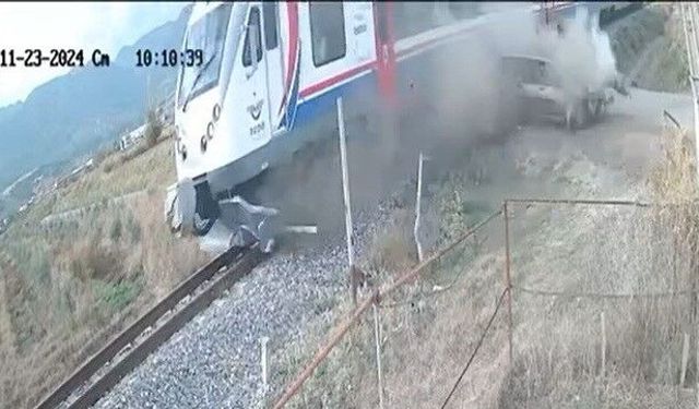 MANİSA’DA YOLCU TRENİ İLE OTOMOBİL ÇARPIŞTI