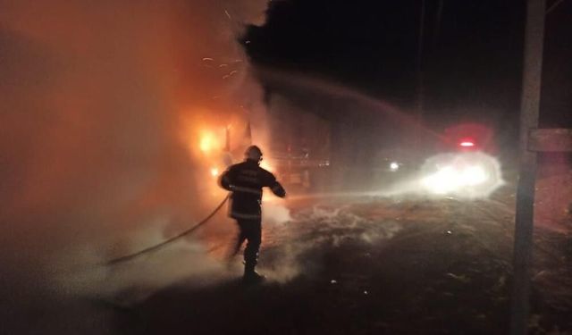 Hatay’da Park Halindeki Tırda Büyük Yangın: Kullanılamaz Hale Geldi