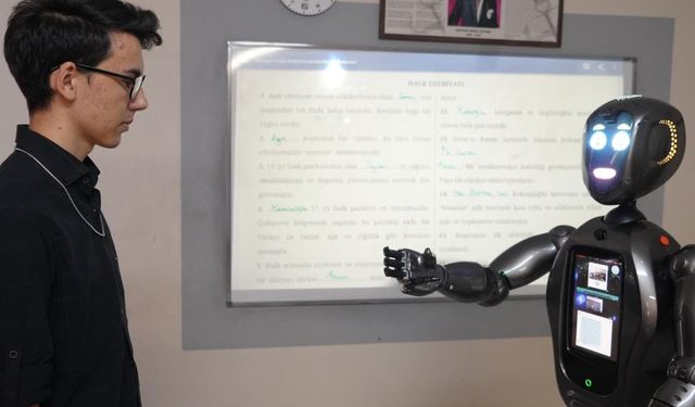 ROBOT ÖĞRETMEN ADA : MAAŞ ALMIYORUM, ÇALIŞMAK BENİM İÇİN EĞLENCE