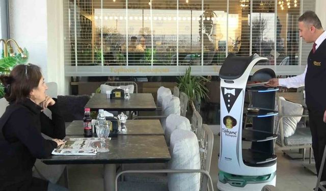 Bursa’da Robot Garson İlgi Odağı Oldu: Yemek Taşıyor, Şarkı Söylüyor!
