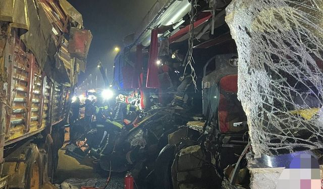 FECİ KAZA: YOLCU OTOBÜSÜ TIRA ÇARPTI: 1 ÖLÜ, 20 YARALI