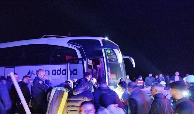 Kozan’da Otomobil ile Otobüs Çarpıştı: 2 Yaralı