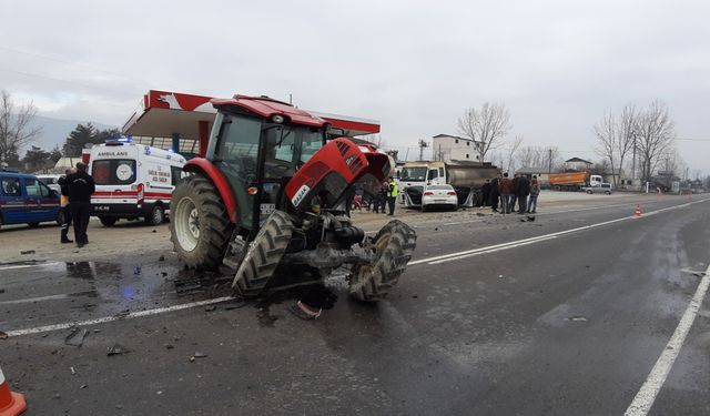 Bolu’da Traktörle Çarpışan Otomobil Kazası 2 Yaralı