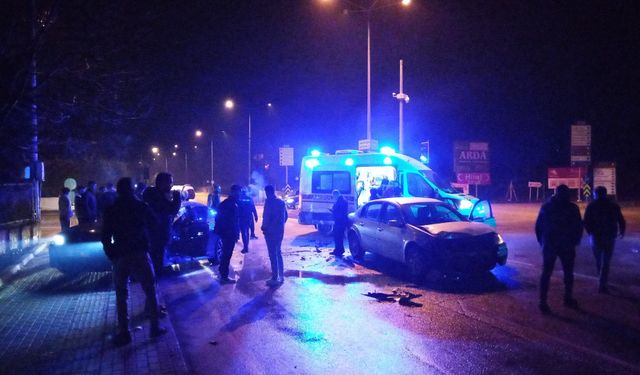 İnegöl'de Ambulansa Yol Vermek İsterken 2 Otomobil Çarpıştı: 4 Yaralı