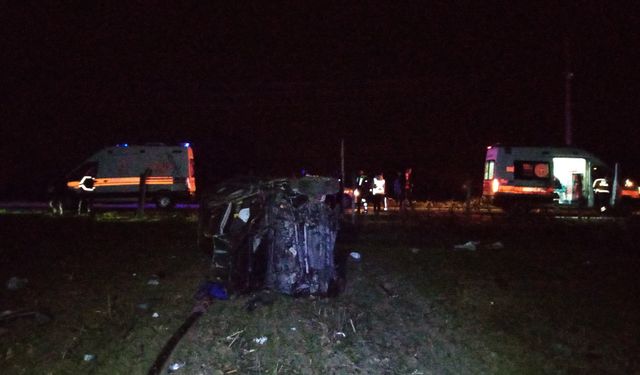 İnegöl'de Kontrolden Çıkan Otomobil Tarlaya Uçtu: 3 Yaralı