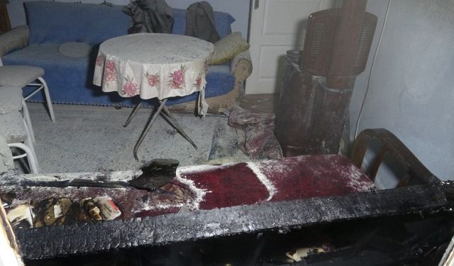 Yaşlı Adamın Tutuşturduğu Jel, Evi Alevlere Teslim Etti