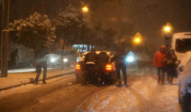 Samsun'da yoğun kar yağışı sürücülere zor anlar yaşattı