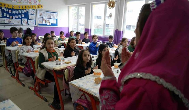 Minik öğrencilerden ilk kez 'tekne orucu' tutmanın sevinci
