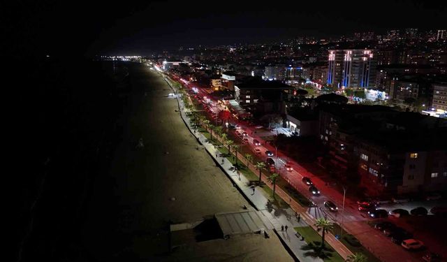 Samsun'da 19 Mayıs'a özel aydınlatma: Kırmızı beyaz ışıklar sahili süsledi