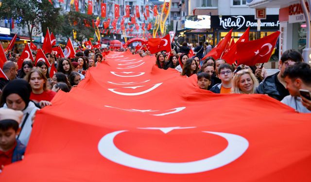 Samsun'da 1919 metrelik dev bayrakla coşkulu 'Fener Alayı ve Gençlik Haftası' yürüyüşü