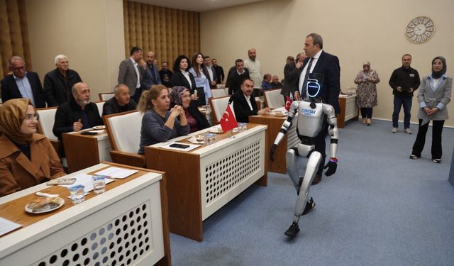 Türkiye'nin nüfusa kayıtlı ilk insansı robotu CANİKMAN mecliste